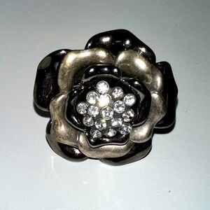 Elegant Silver and Black Floral Ring